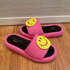 Joshuas Smiley Slide Sandals